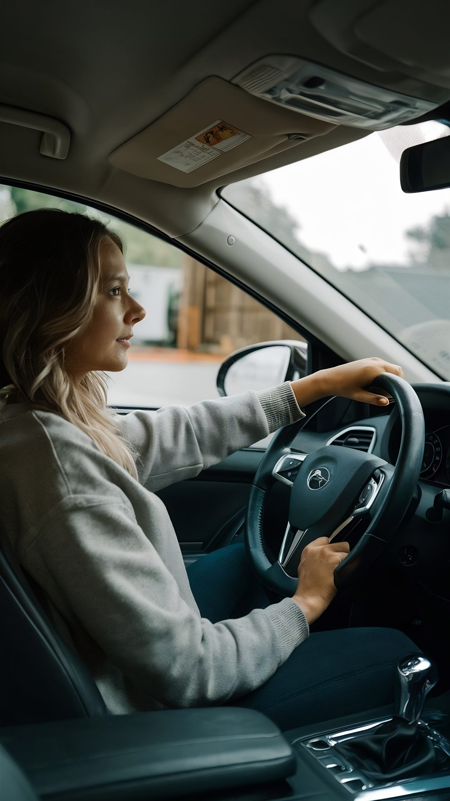 Vrouw is aan het rijden
