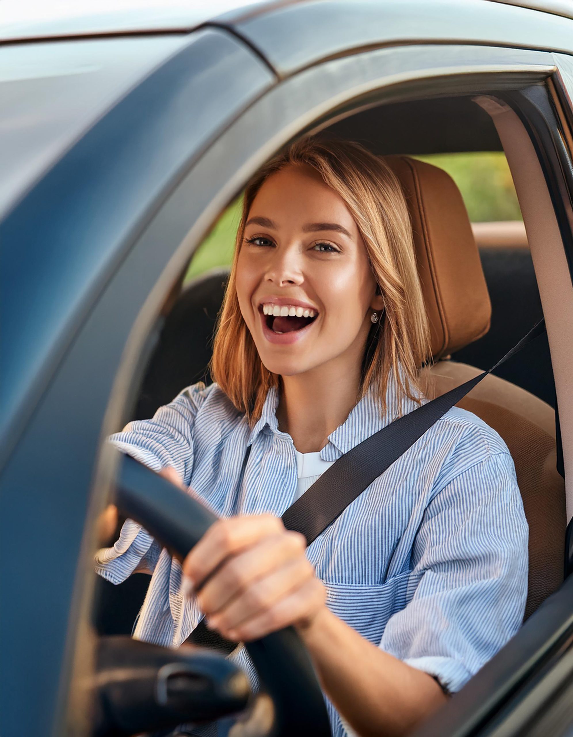 Blije vrouw rijd auto